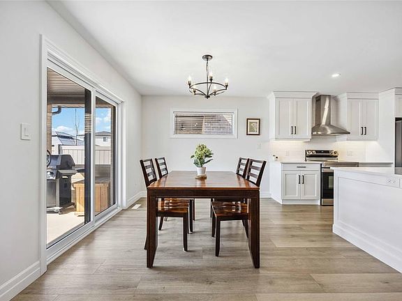 5th image of 640 Sweetbay Cres