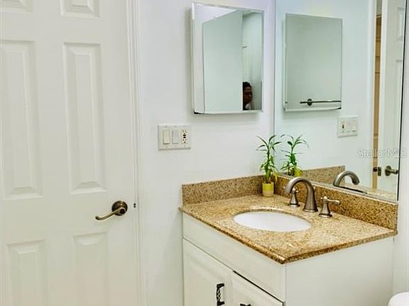 5th image of 2711 Lakewood Ln