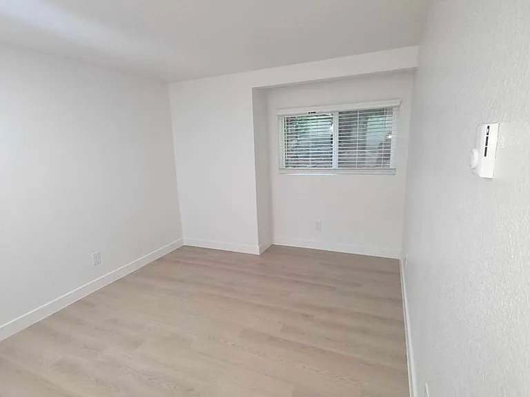 Wellington Place Apartments — Photo 24