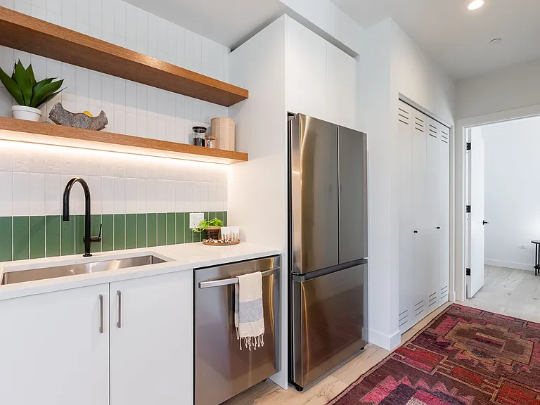 1712 Oak #201 (former model unit) (identical layout for 301 and 401)