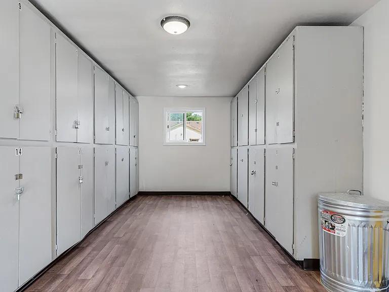 Island Park Apartments — Photo 17