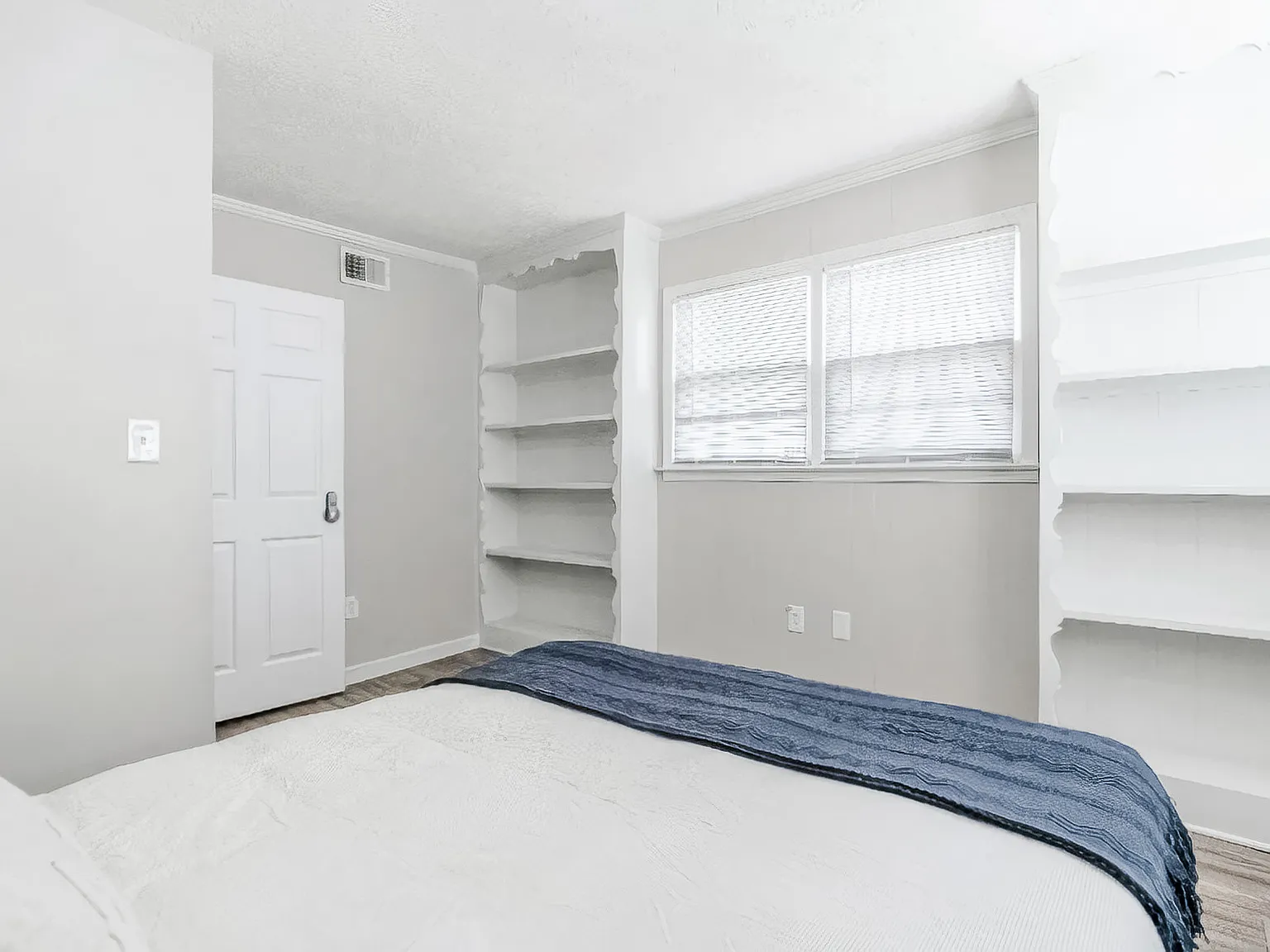 4 bed, 3.0 bath, 2342 sqft, $698 — Photo 1