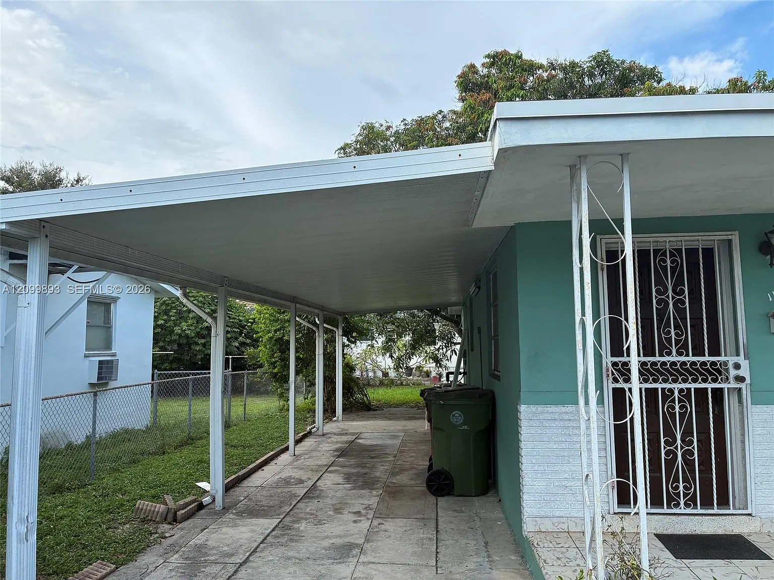 3 bed, 1.0 bath, 1068 sqft, $2,800 — Photo 2