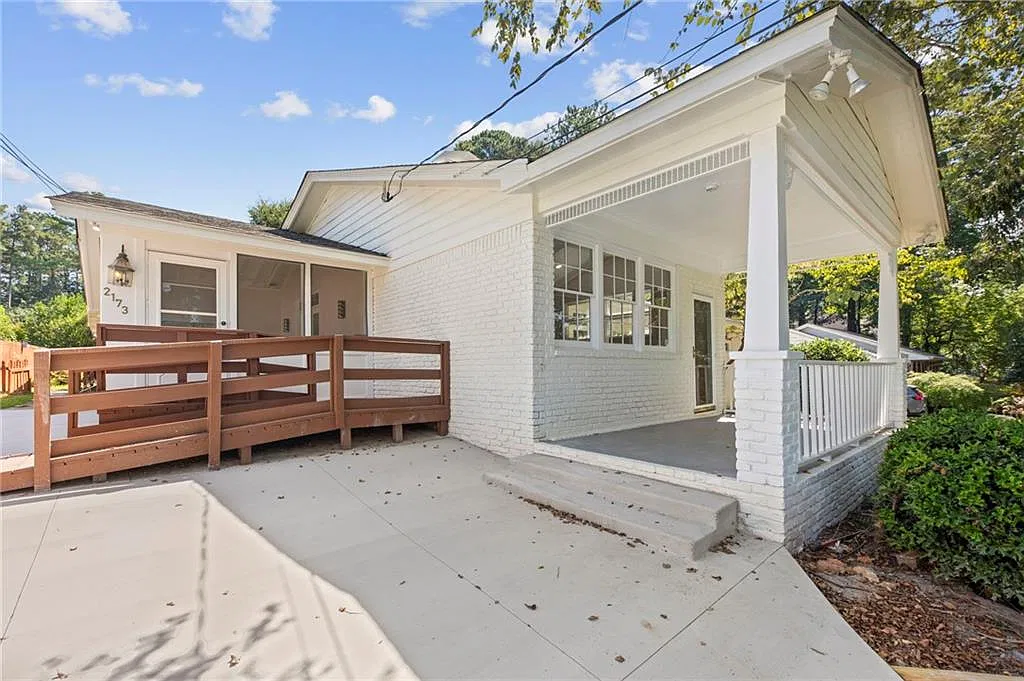 7 bed, 3.0 bath, 4587 sqft, $4,695 — Photo 4