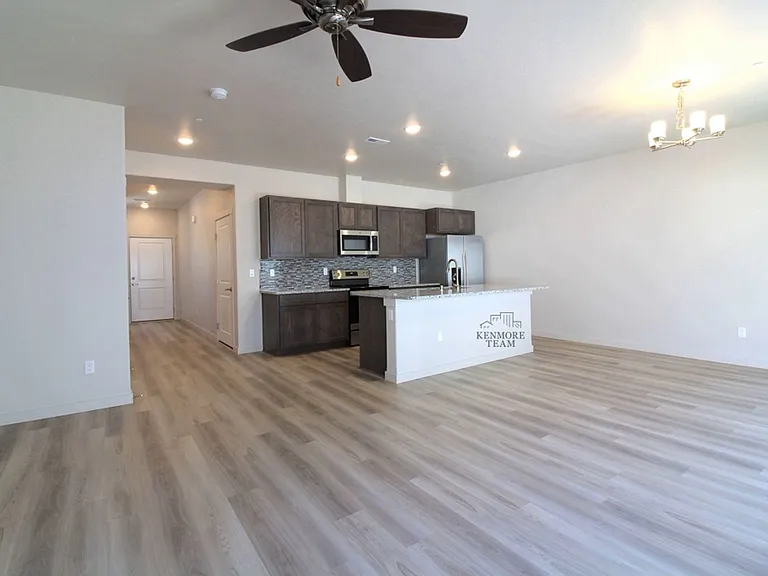 528 S Quillan Ct — Photo 4