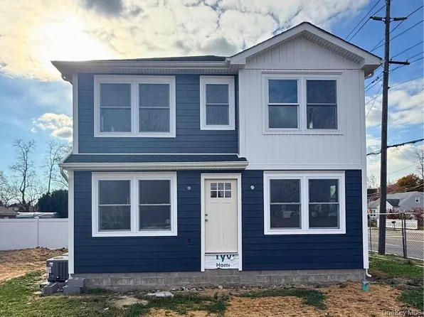 4 Lee Avenue, Bay Shore, NY 11706