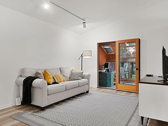 3rd image of 4583 Sutton Pl SW