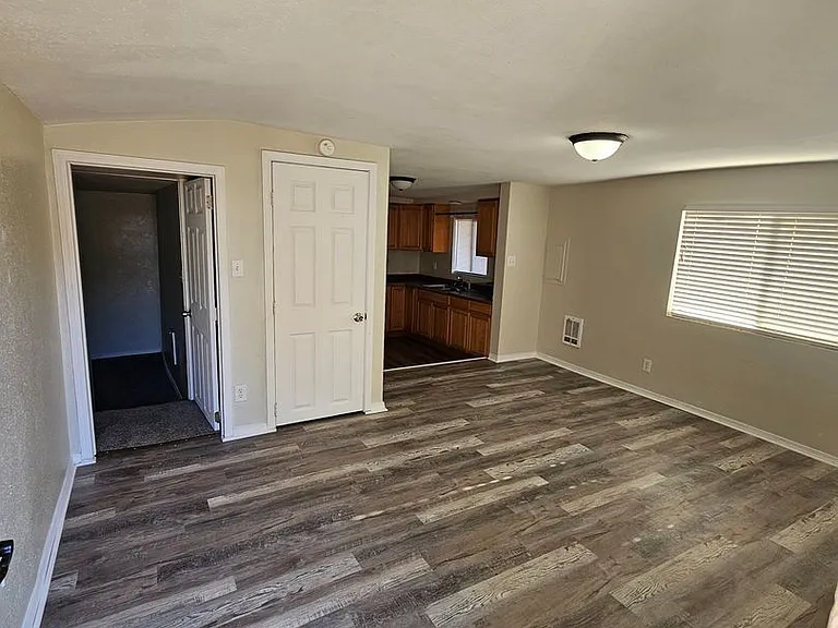 1390 Retsil Rd E — Photo 5