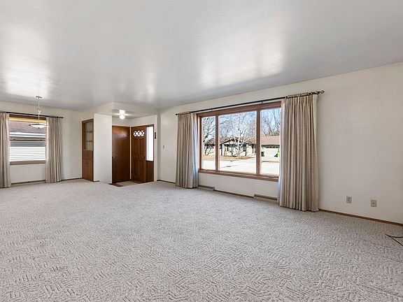 3rd image of 421 Manhattan St