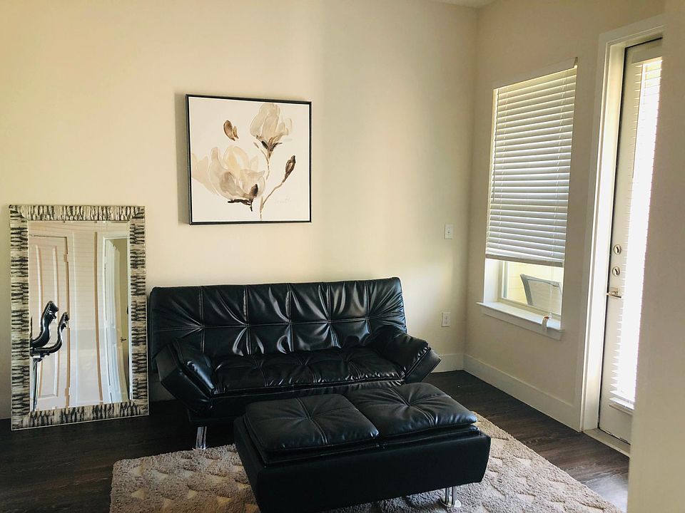 1st image of 422 E Lamar Blvd #1
