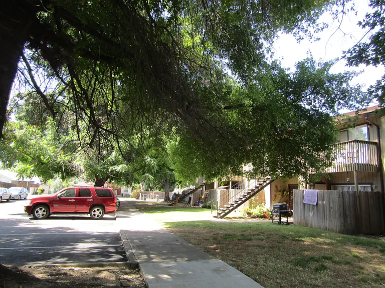 445 Jefferson Ave #11 — Photo 1