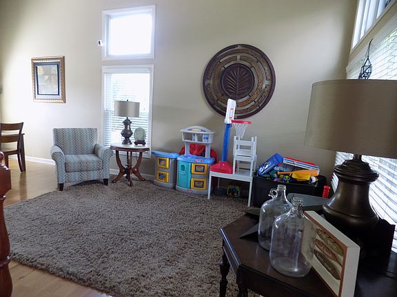 3rd image of 305 Hickory Oaks Dr
