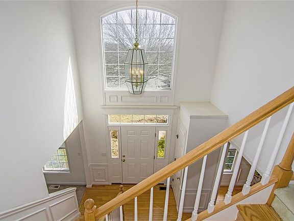 4th image of 44 Starflower Ct
