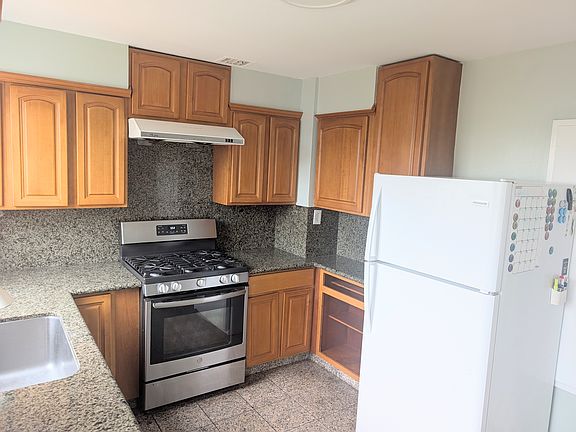 5th image of 126 Fairlawn Ave