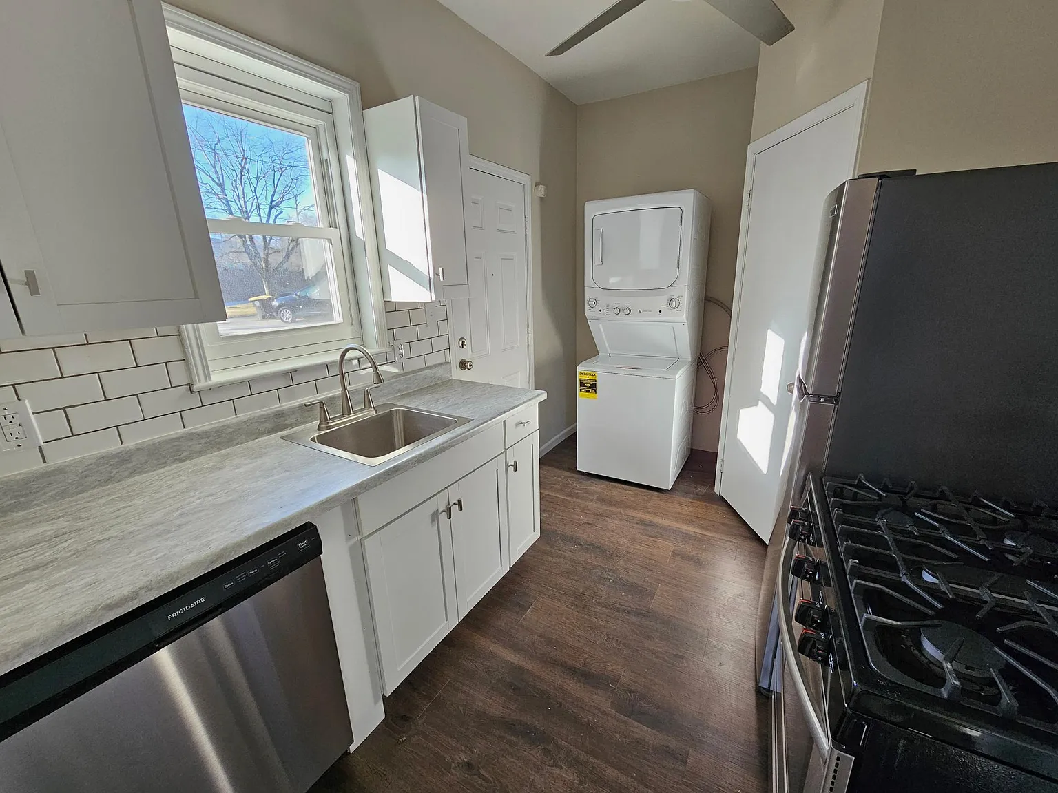2 bed, 890 sqft, $900 — Photo 3