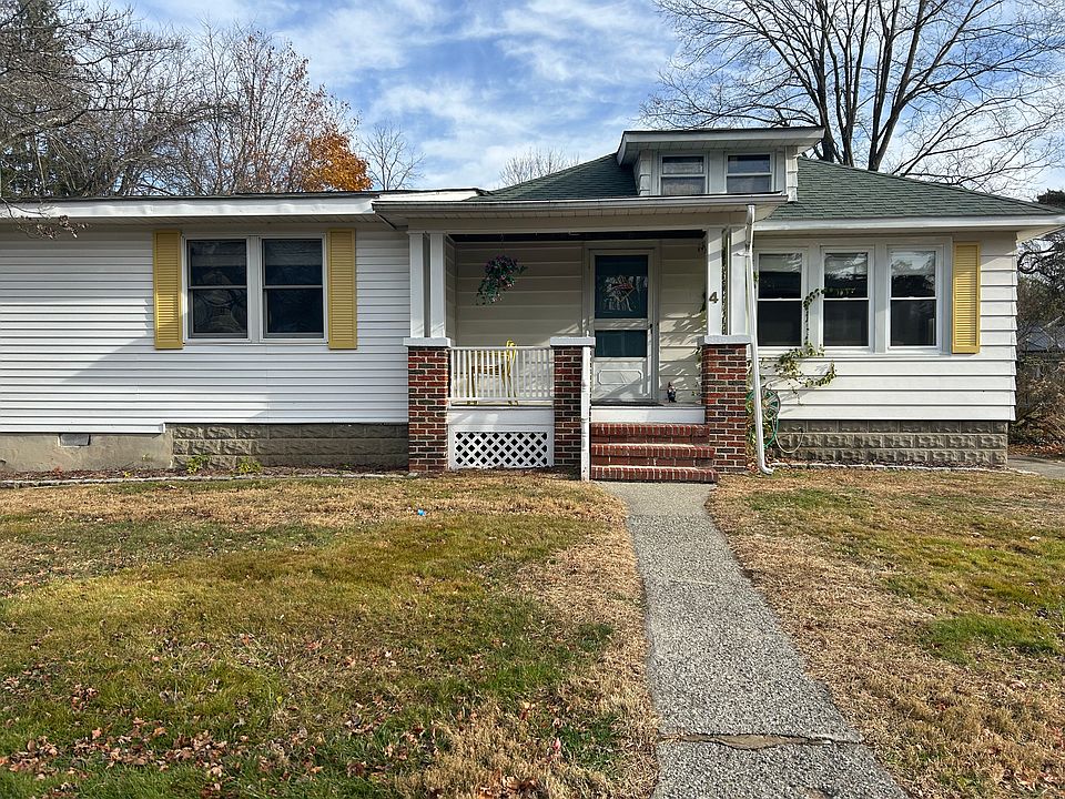 Quaint cottage on a dead end street - deli next door!