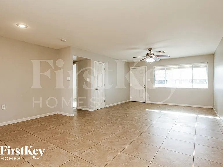 8802 N 35th Dr — Photo 3