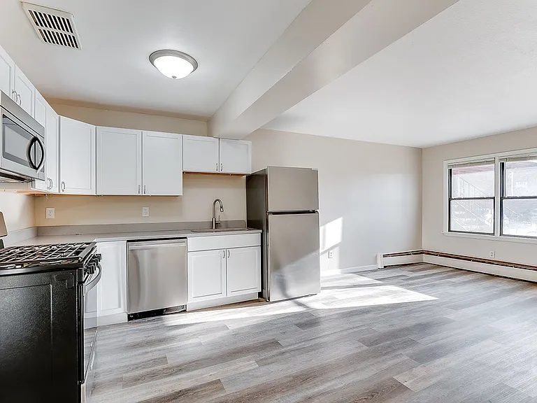 Trailway Apartments — Photo 51