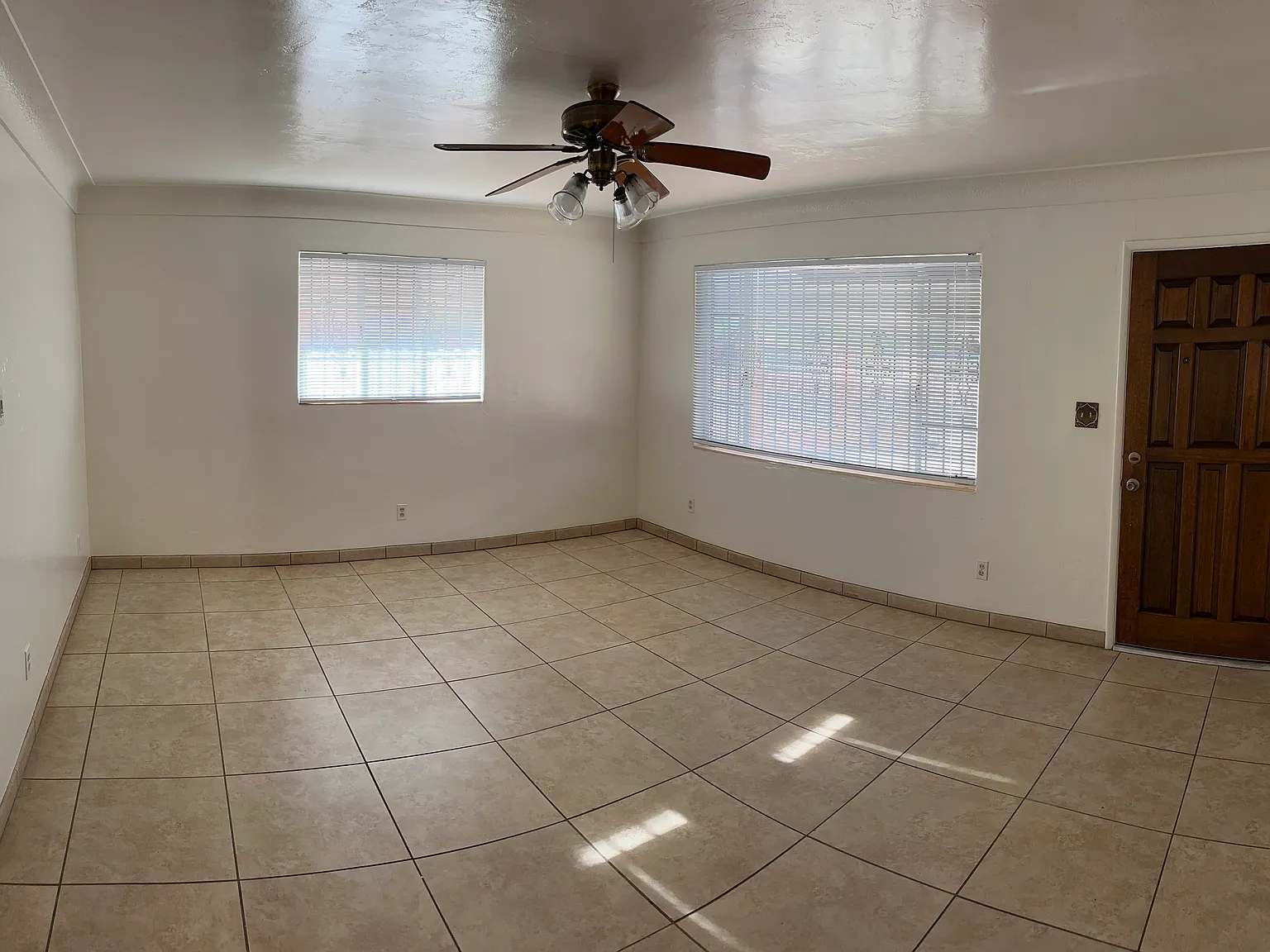 3 bed, 2.5 bath, 1400 sqft, $2,400 — Photo 3