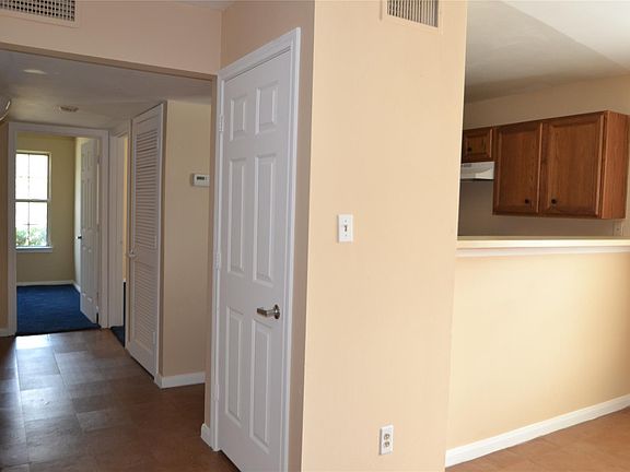 5th image of 304 Dell Ct APT 6
