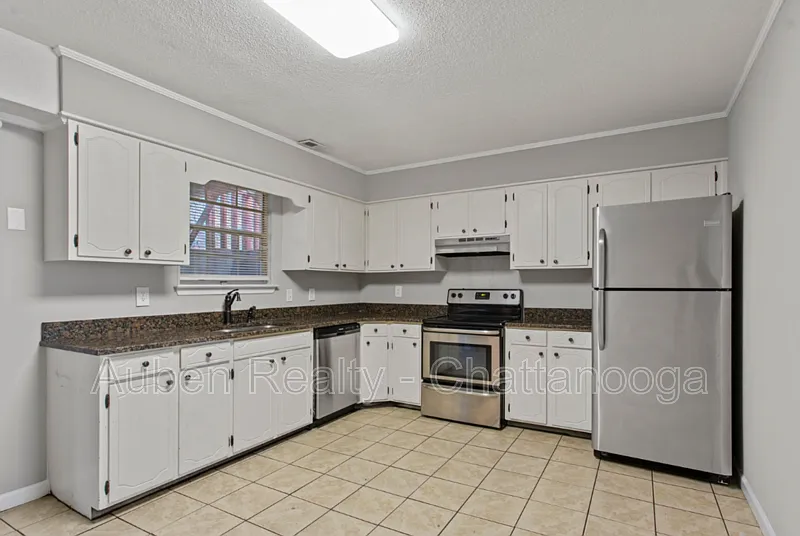 4 bed, 3.0 bath, 1350 sqft, $1,975 — Photo 3