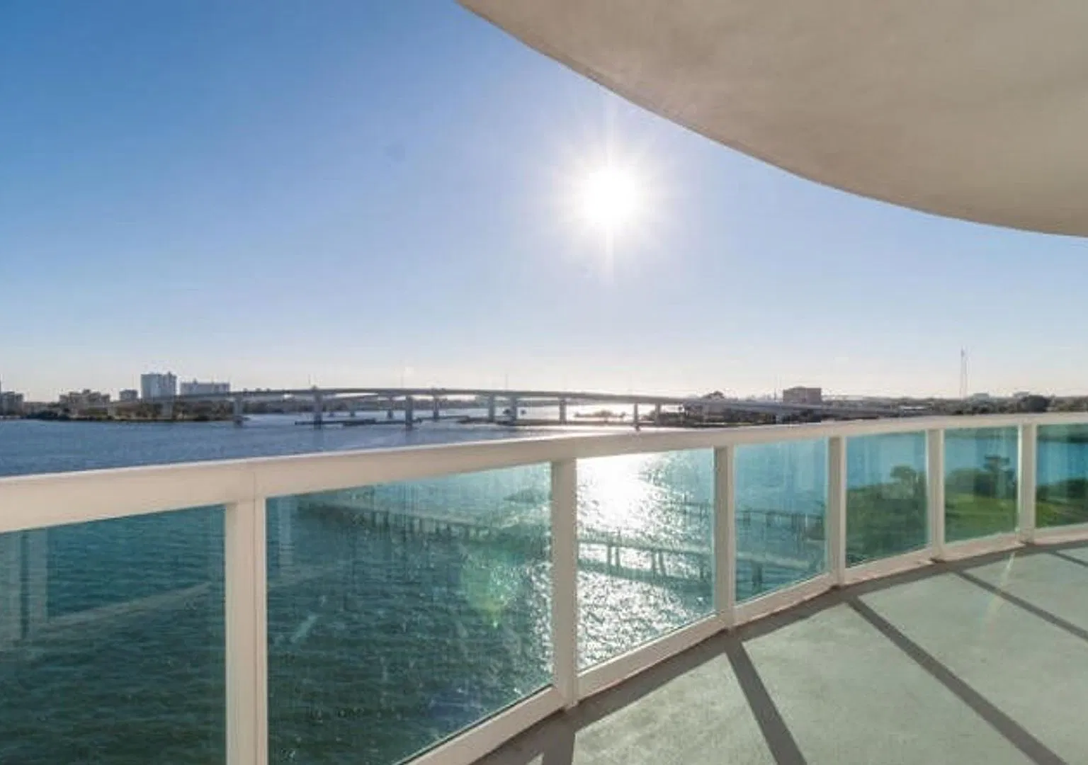 Direct riverfront 3 bedroom 3 bath — Photo 1