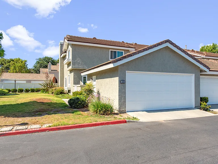 166 Greenmoor — Photo 3