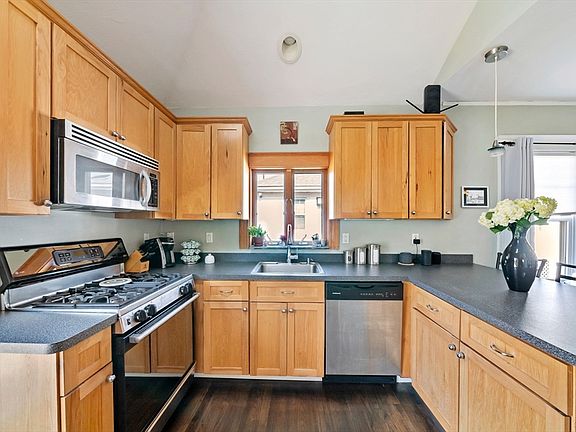 4th image of 165 Harriet Ave