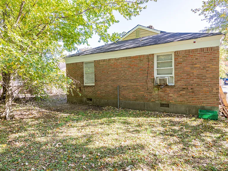 1677 Echles St — Photo 3
