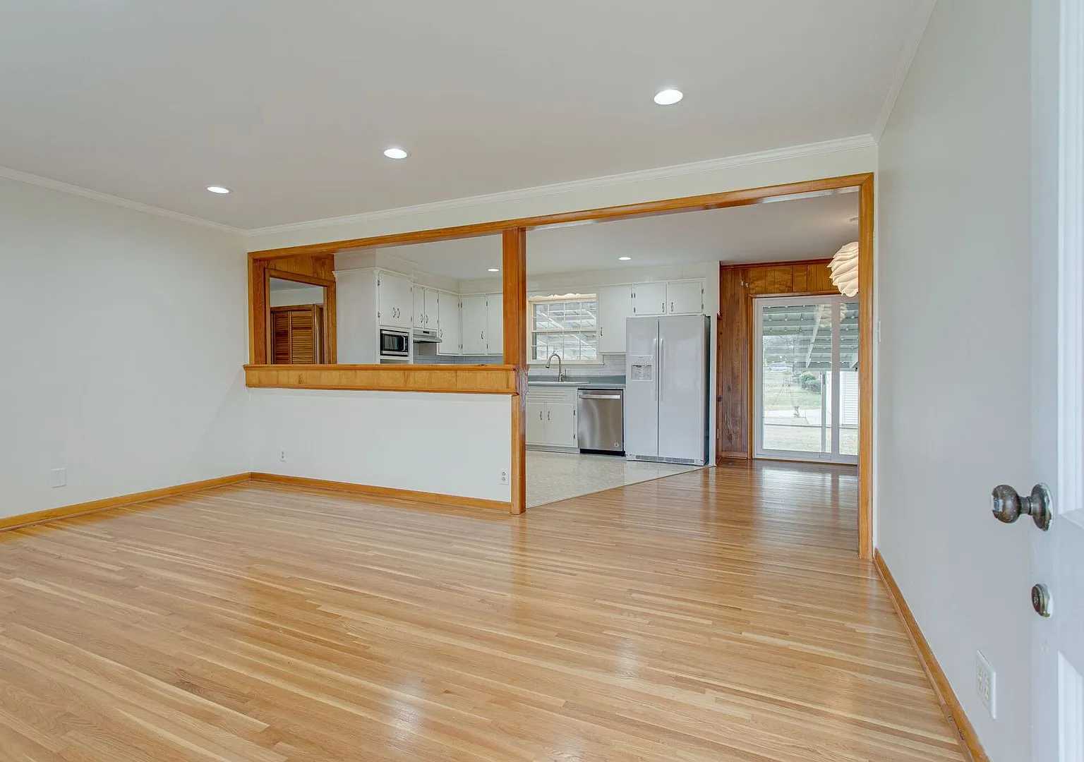 Stunning 4BE/2.5BA home at corner lot single story home! — Photo 4