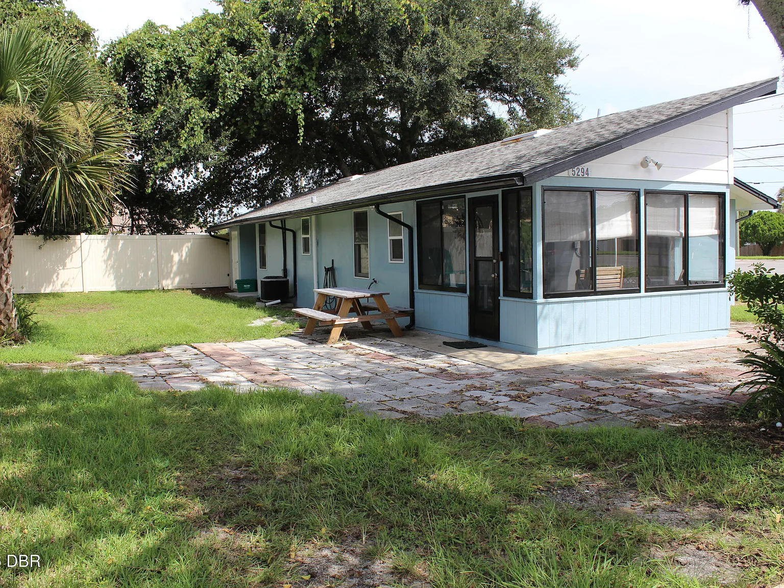 2 bed, 1.5 bath, 1364 sqft, $2,000 — Photo 2
