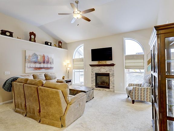 3rd image of 910 Yorktown Road