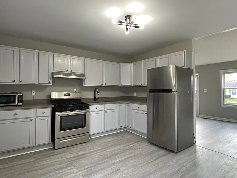 611 Iola Ave — Photo 5