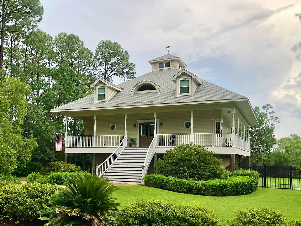 4596 Bayside Dr