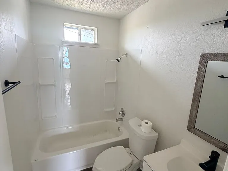 155 N Iowa Ave — Photo 3