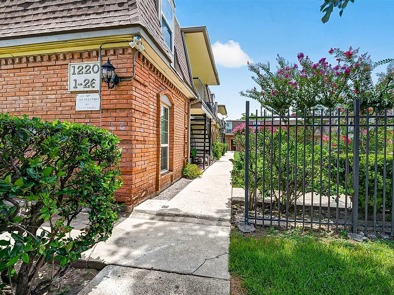 1220 Shadowdale Dr #6 — Photo 32