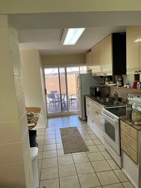 240 Olani Pl — Photo 2