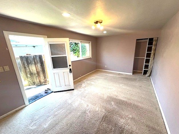 STUDIO SPACE W/CLOSET