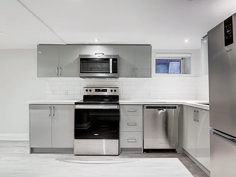 454 Markham St #LOWER — Photo 2
