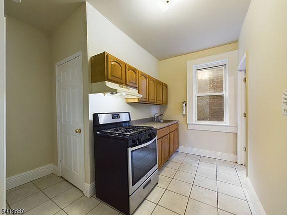 4th image of 413-15 Dodd St #6