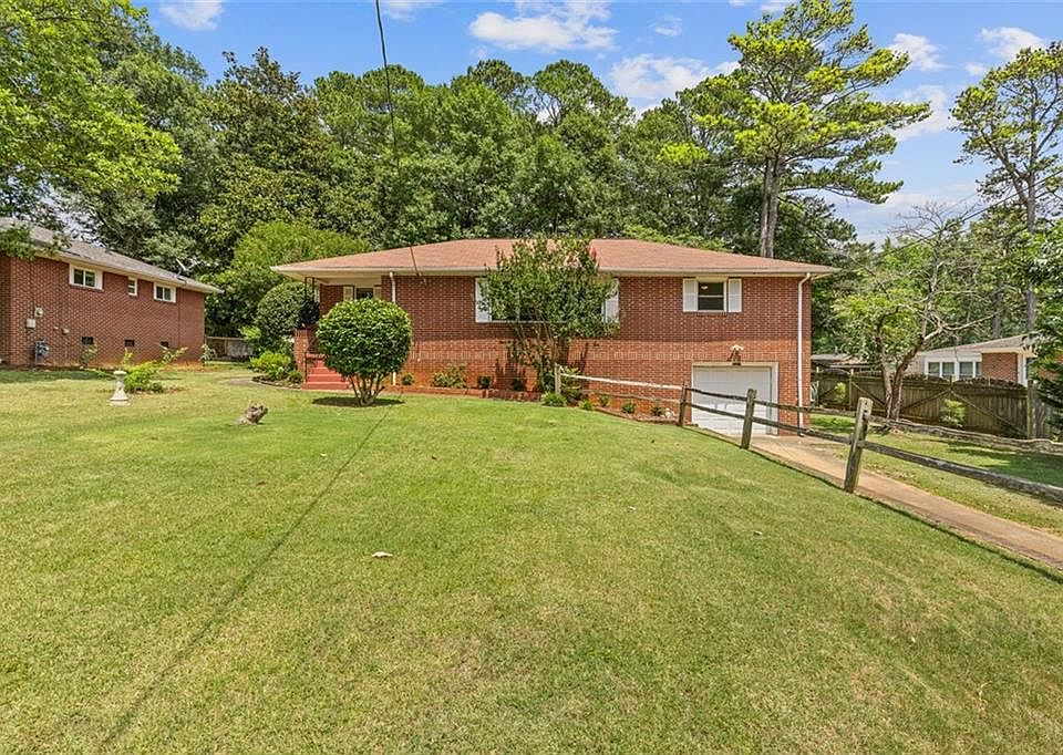 1st image of 2321 Robin Ln SE