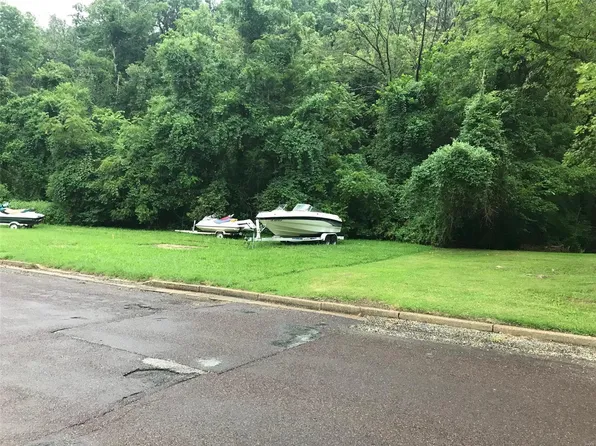 912 Olive St, New Haven, MO 63068