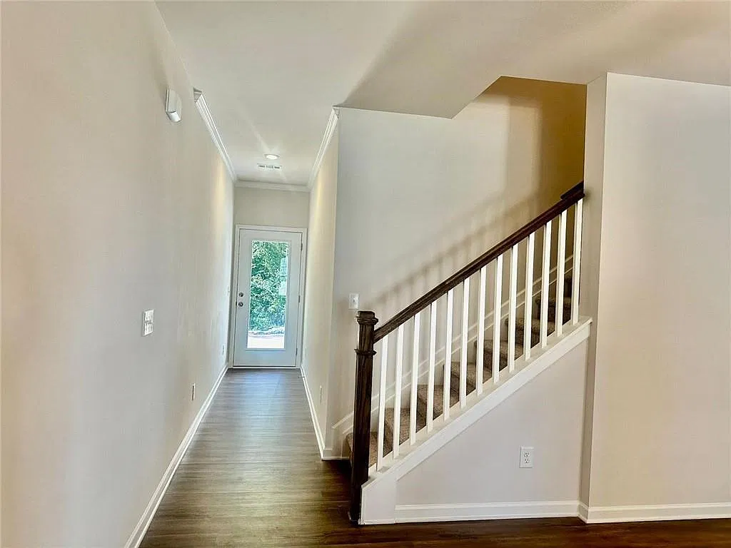 3 bed, 2.5 bath, 1948 sqft, $1,950 — Photo 3