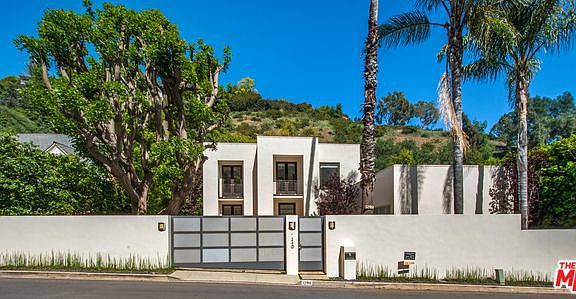 3rd image of 1290 San Ysidro Dr