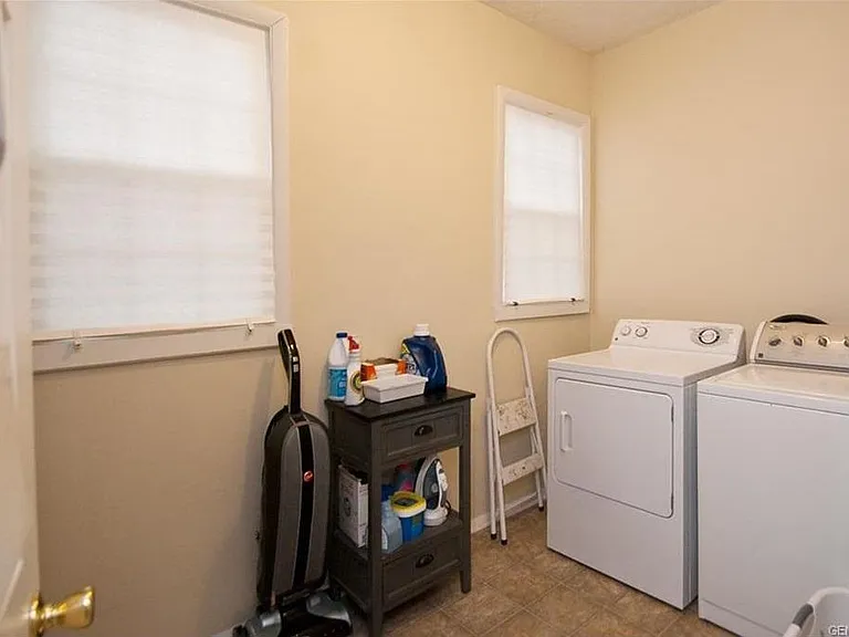 laundry room (1st floor)