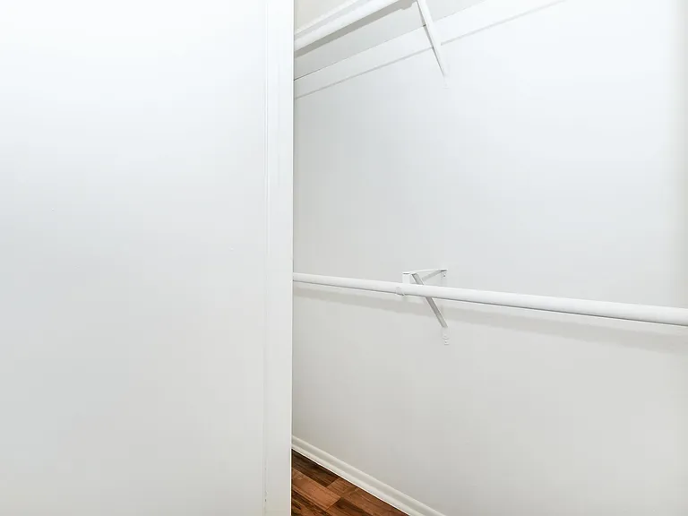 Huntington Lakes Apartments — Photo 16