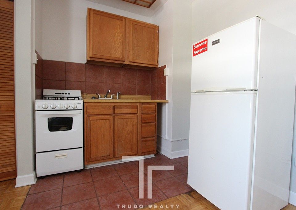 2nd image of 505 W Belmont Ave APT 1J