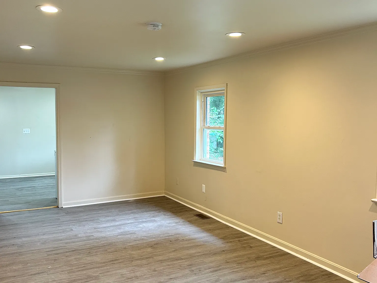 6 bed, 1200 sqft, $1,875 — Photo 2