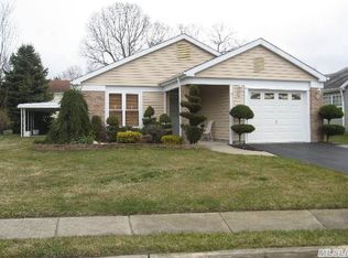 6 Coventry Ct, Ridge, NY 11961