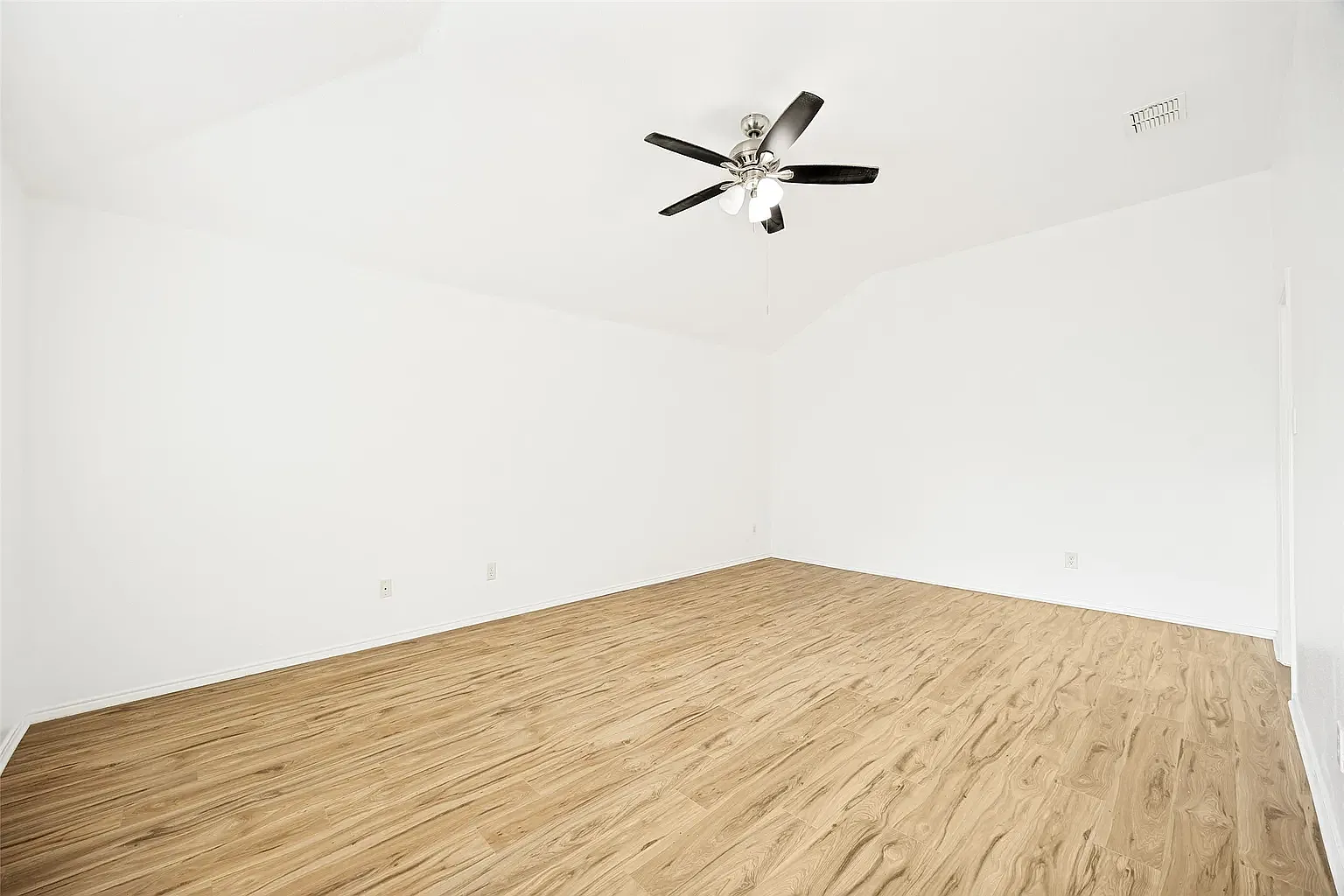 4 bed, 1947 sqft, $2,300 — Photo 1